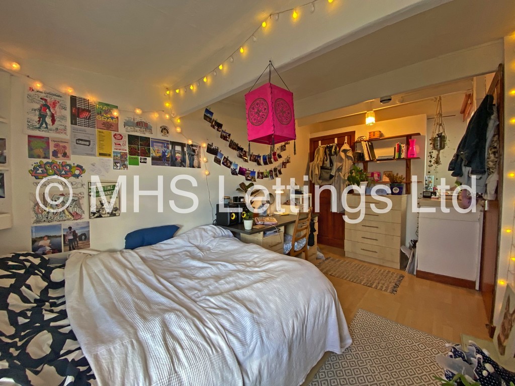 Photo of 8 Bedroom Mid Terraced House in 44 Manor Drive, Leeds, LS6 1DD