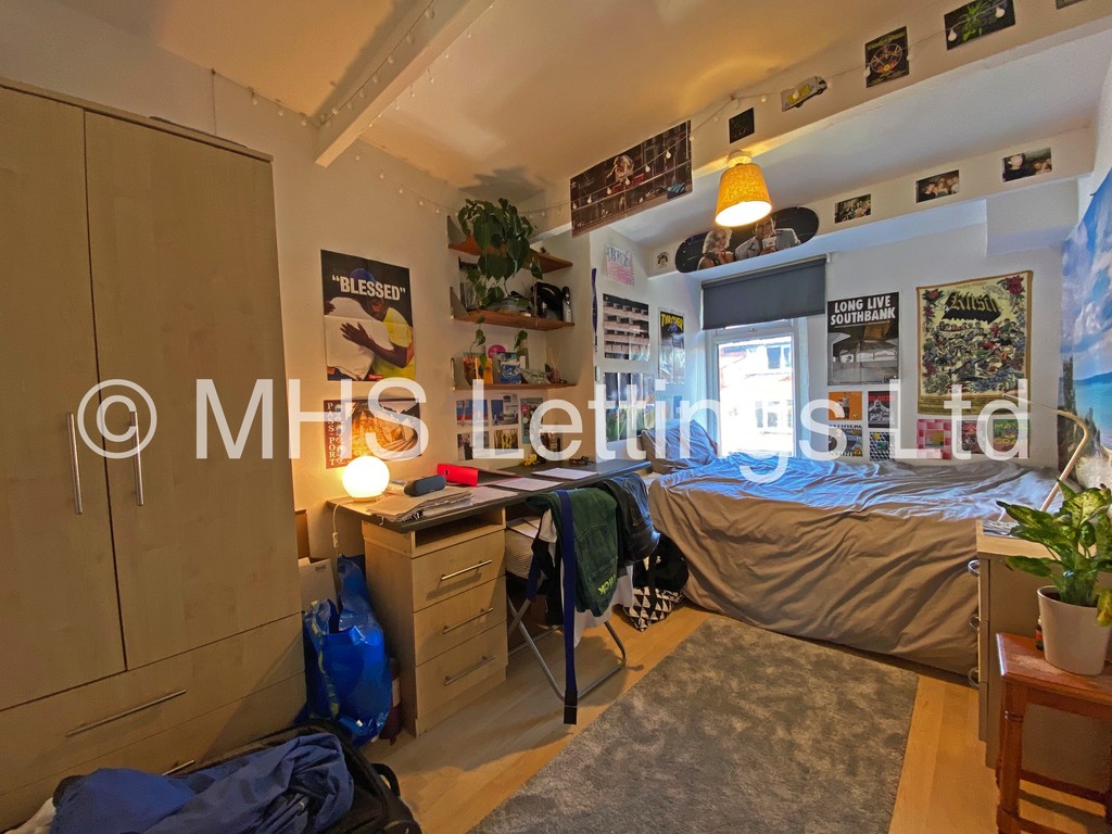 Photo of 8 Bedroom Mid Terraced House in 44 Manor Drive, Leeds, LS6 1DD