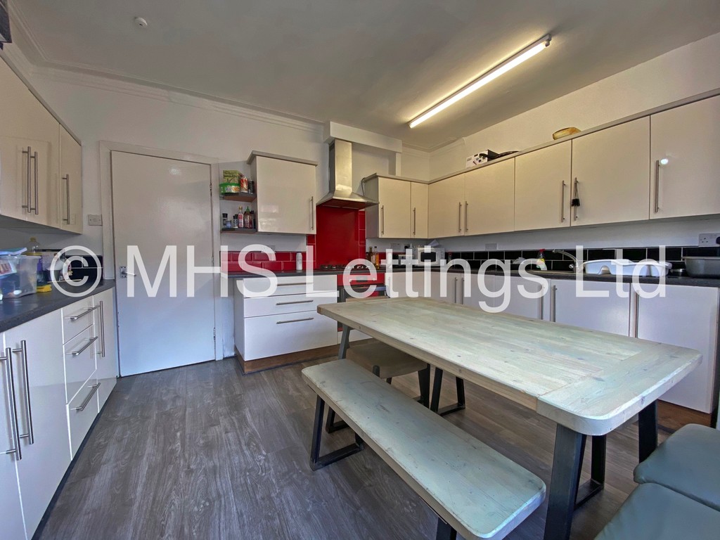 Photo of 8 Bedroom Mid Terraced House in 44 Manor Drive, Leeds, LS6 1DD