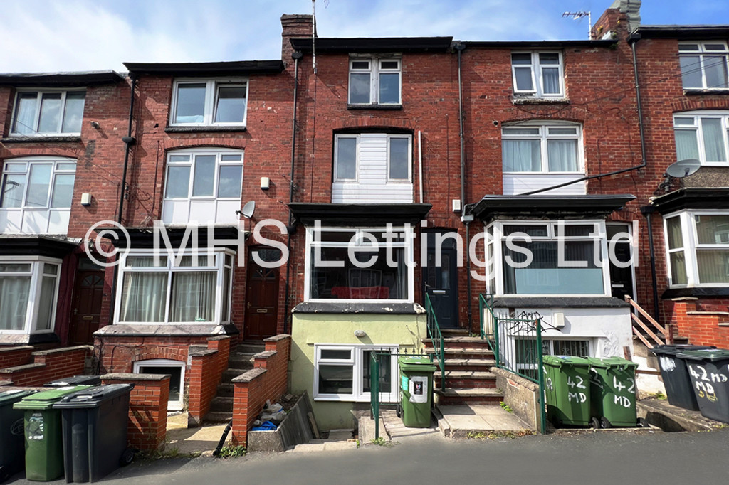 Photo of 8 Bedroom Mid Terraced House in 44 Manor Drive, Leeds, LS6 1DD