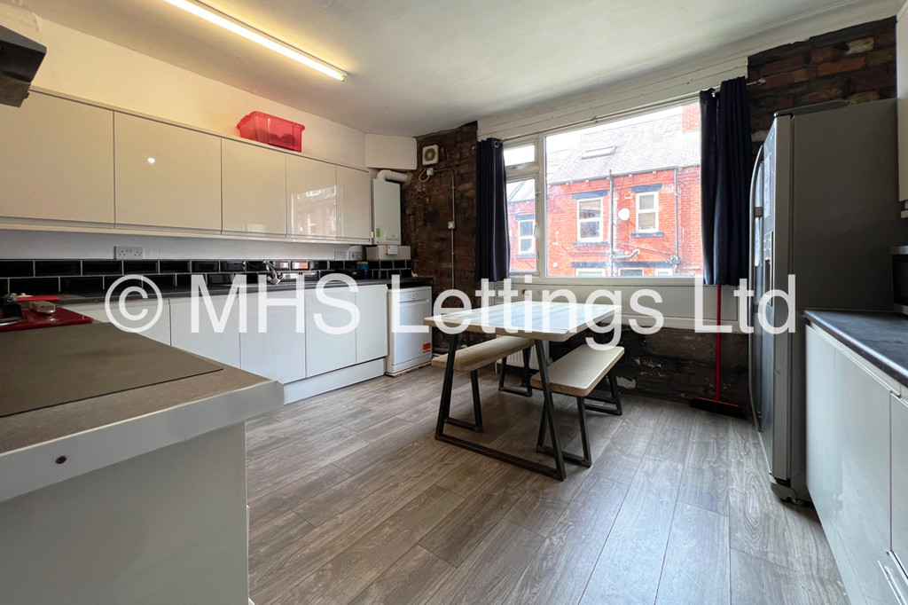 Photo of 8 Bedroom Mid Terraced House in 44 Manor Drive, Leeds, LS6 1DD