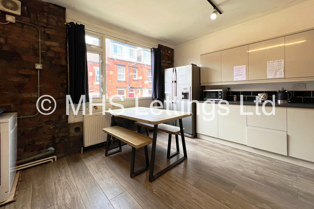 Photo of 8 Bedroom Mid Terraced House in 44 Manor Drive, Leeds, LS6 1DD