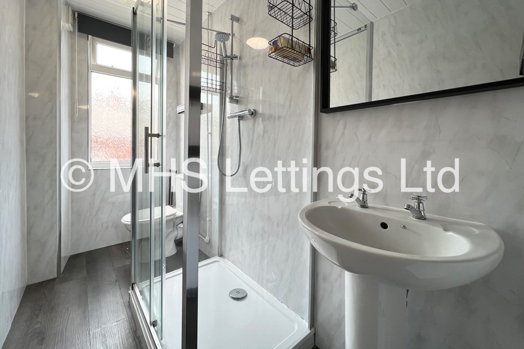 Photo of 8 Bedroom Mid Terraced House in 44 Manor Drive, Leeds, LS6 1DD