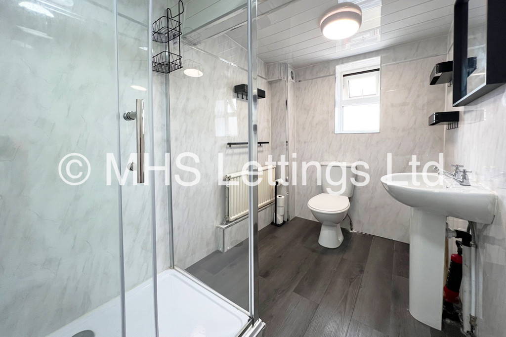 Photo of 8 Bedroom Mid Terraced House in 44 Manor Drive, Leeds, LS6 1DD