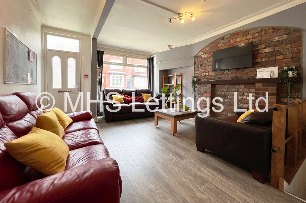Photo of 8 Bedroom Mid Terraced House in 44 Manor Drive, Leeds, LS6 1DD