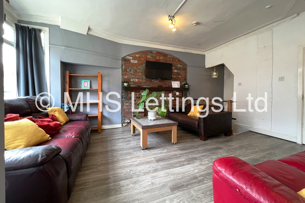 Photo of 8 Bedroom Mid Terraced House in 44 Manor Drive, Leeds, LS6 1DD