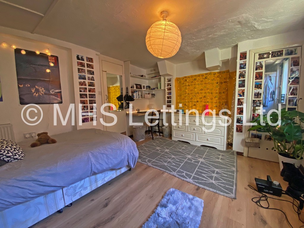 Photo of 8 Bedroom Mid Terraced House in 44 Manor Drive, Leeds, LS6 1DD