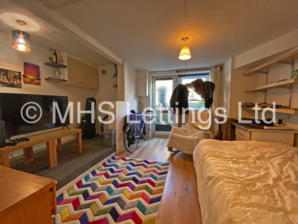 Photo of 8 Bedroom Mid Terraced House in 44 Manor Drive, Leeds, LS6 1DD