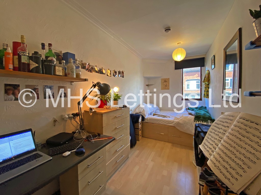 Photo of 8 Bedroom Mid Terraced House in 44 Manor Drive, Leeds, LS6 1DD