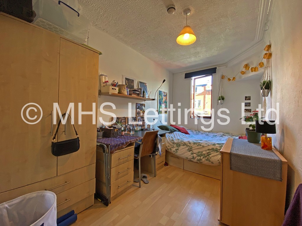 Photo of 8 Bedroom Mid Terraced House in 44 Manor Drive, Leeds, LS6 1DD