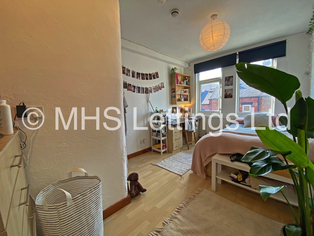 Photo of 8 Bedroom Mid Terraced House in 44 Manor Drive, Leeds, LS6 1DD