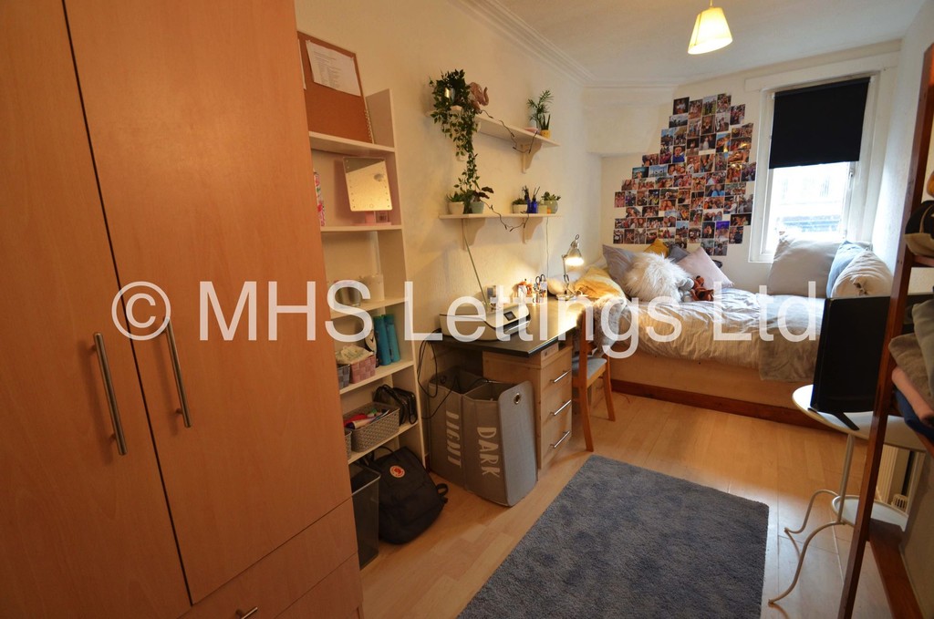 Photo of 8 Bedroom Mid Terraced House in 52 Manor Drive, Leeds, LS6 1DD