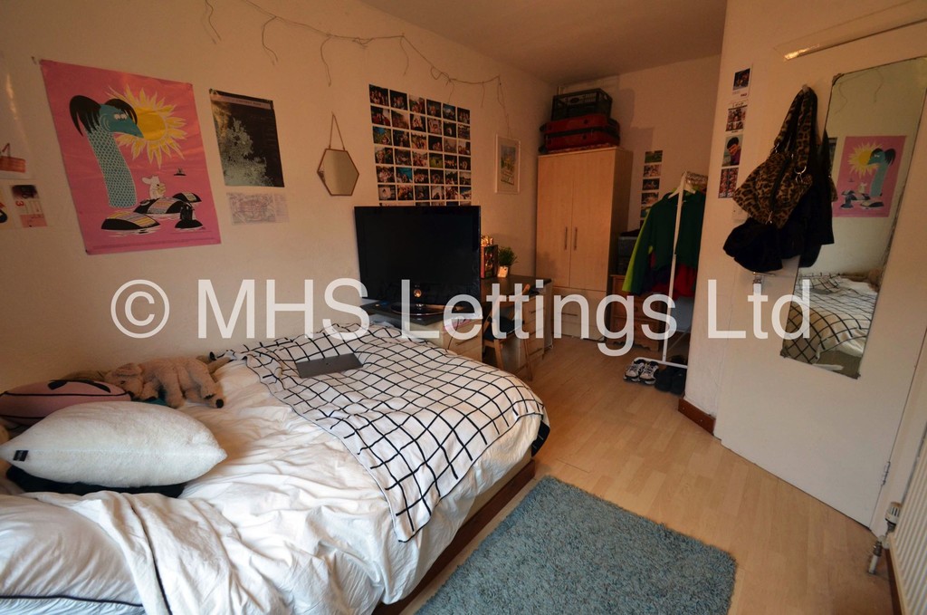 Photo of 8 Bedroom Mid Terraced House in 52 Manor Drive, Leeds, LS6 1DD