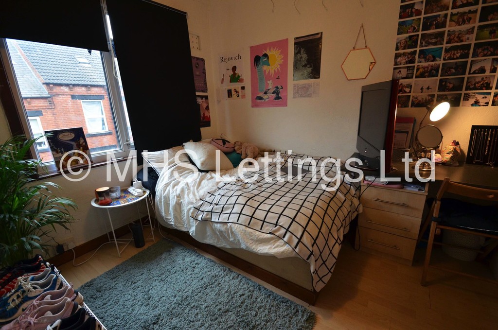 Photo of 8 Bedroom Mid Terraced House in 52 Manor Drive, Leeds, LS6 1DD