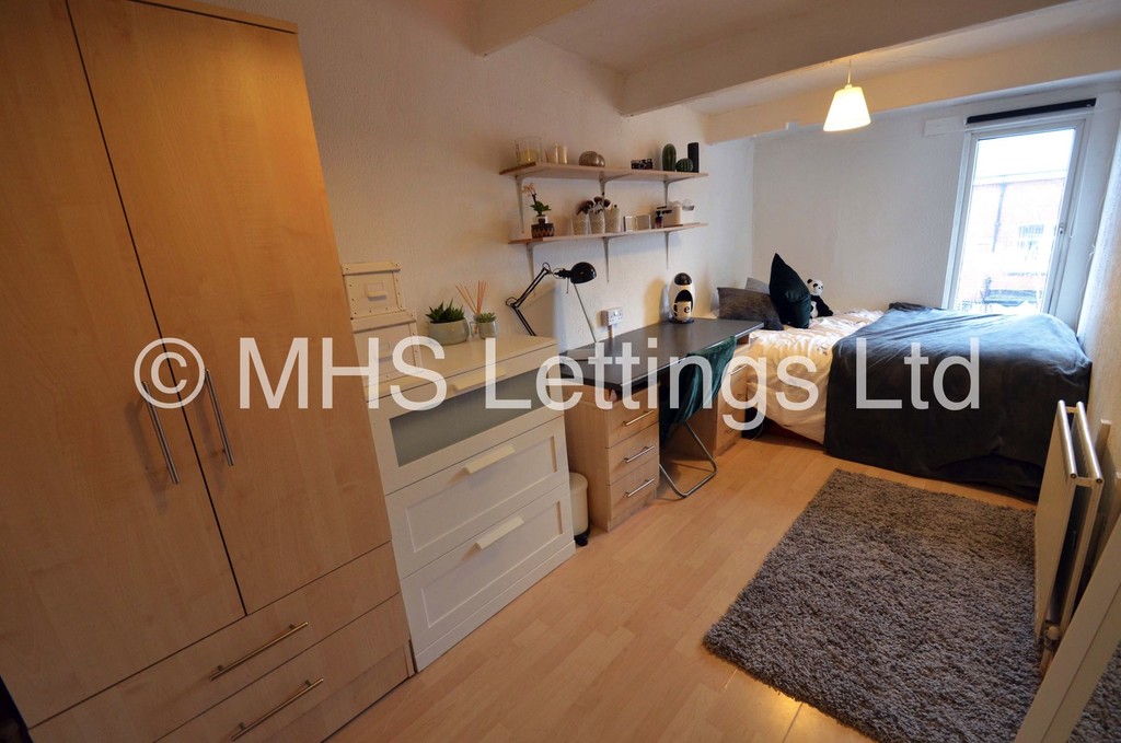 Photo of 8 Bedroom Mid Terraced House in 52 Manor Drive, Leeds, LS6 1DD