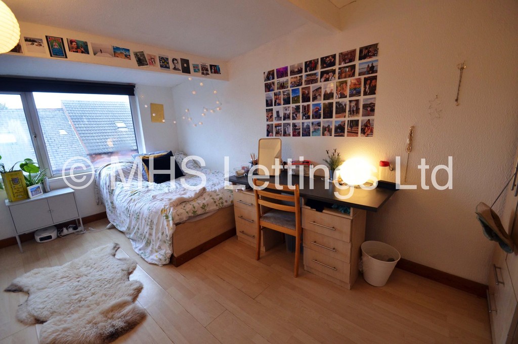 Photo of 8 Bedroom Mid Terraced House in 52 Manor Drive, Leeds, LS6 1DD