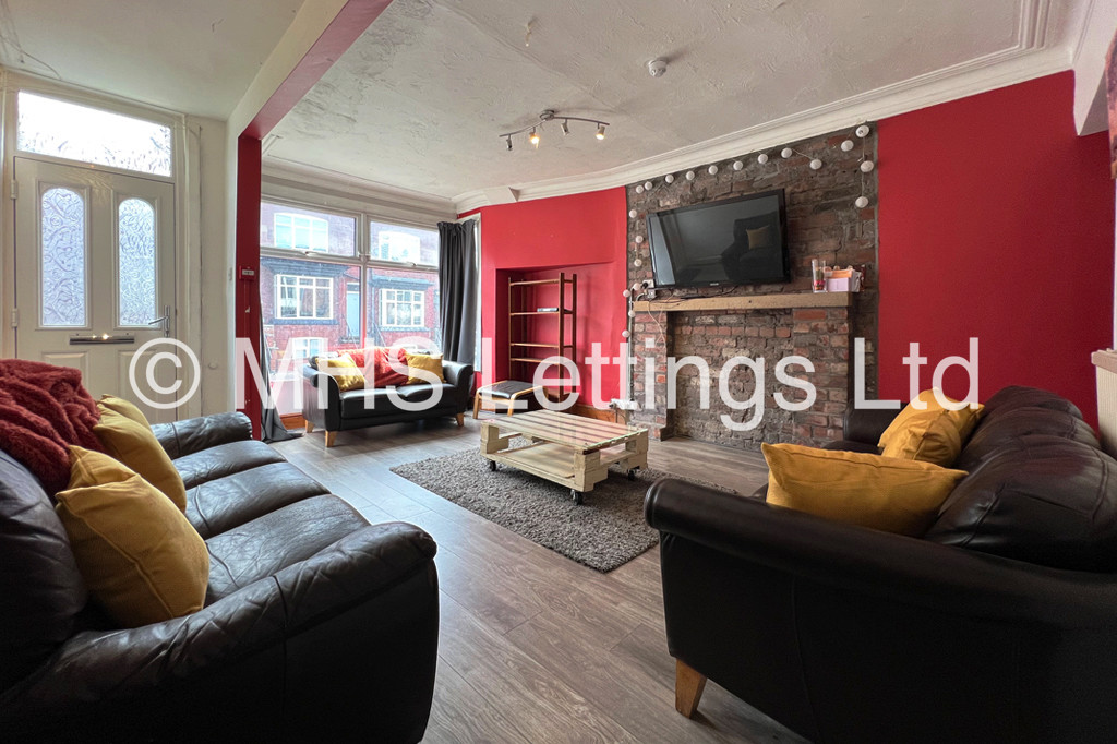 Photo of 8 Bedroom Mid Terraced House in 52 Manor Drive, Leeds, LS6 1DD
