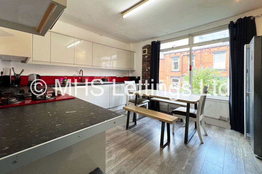 Photo of 8 Bedroom Mid Terraced House in 52 Manor Drive, Leeds, LS6 1DD