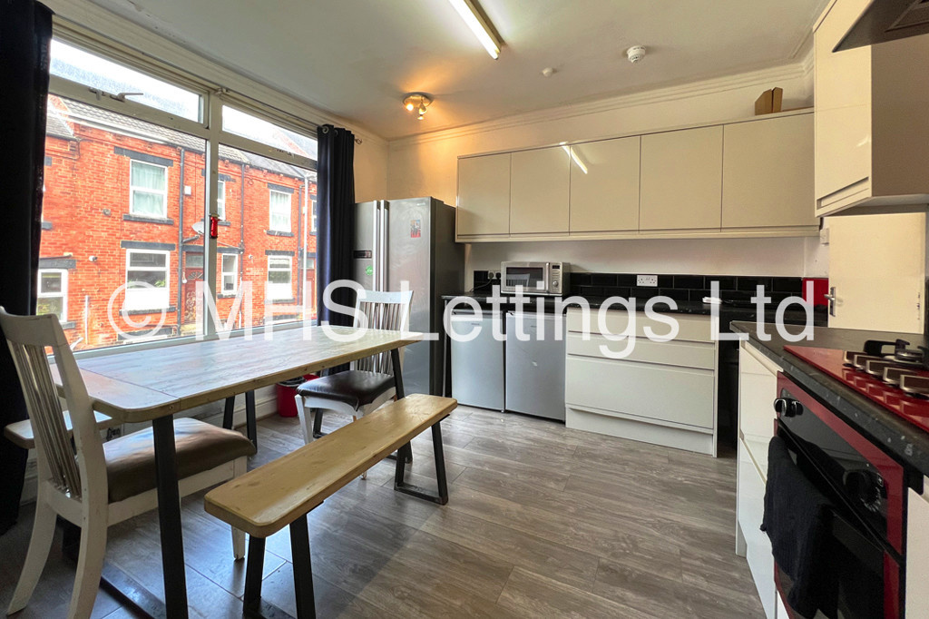 Photo of 8 Bedroom Mid Terraced House in 52 Manor Drive, Leeds, LS6 1DD