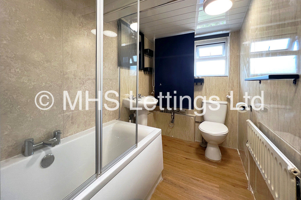 Photo of 8 Bedroom Mid Terraced House in 52 Manor Drive, Leeds, LS6 1DD