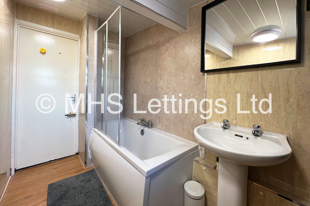 Photo of 8 Bedroom Mid Terraced House in 52 Manor Drive, Leeds, LS6 1DD