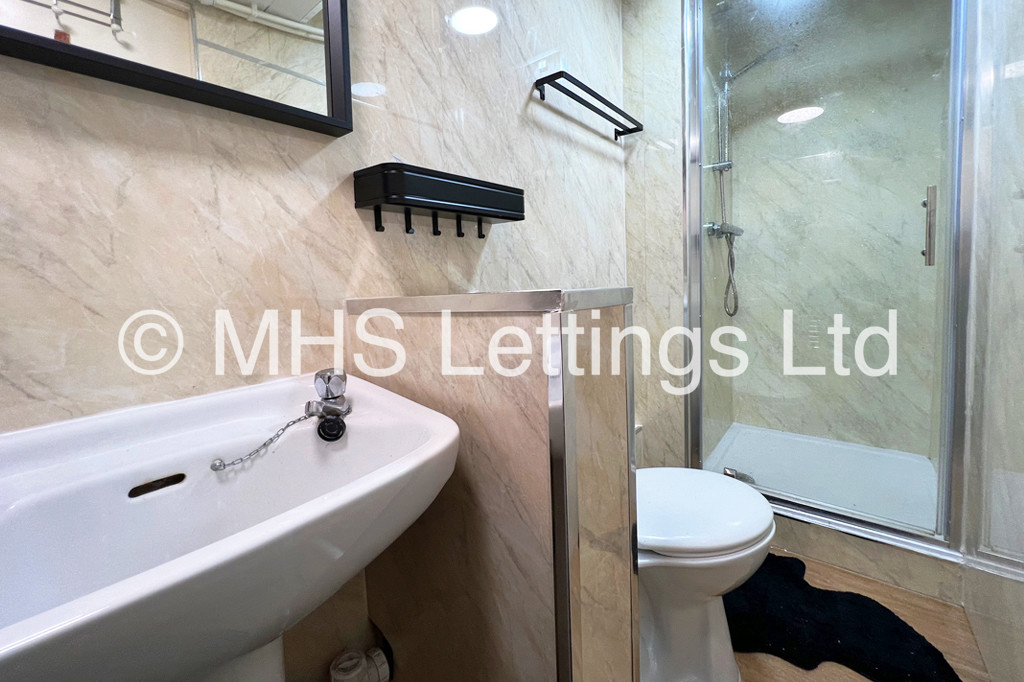 Photo of 8 Bedroom Mid Terraced House in 52 Manor Drive, Leeds, LS6 1DD
