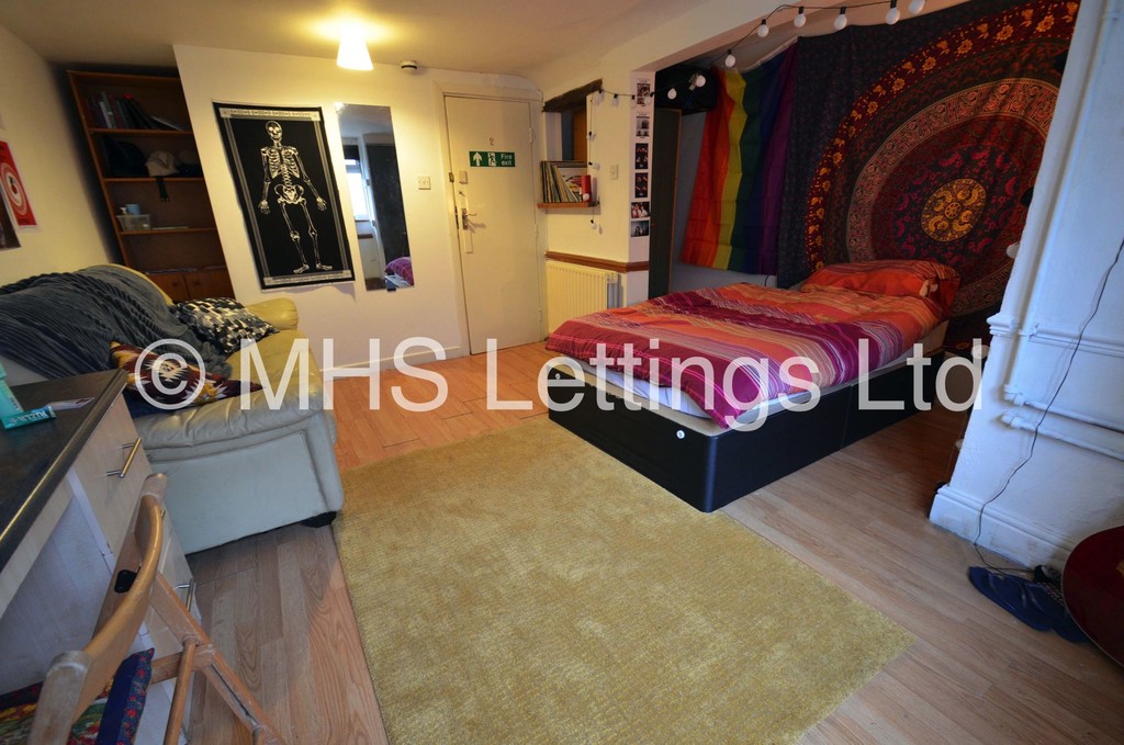 Photo of 8 Bedroom Mid Terraced House in 52 Manor Drive, Leeds, LS6 1DD