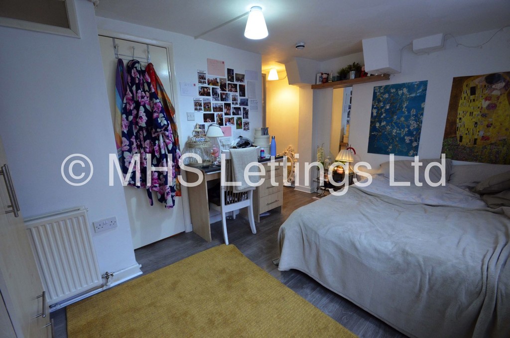 Photo of 8 Bedroom Mid Terraced House in 52 Manor Drive, Leeds, LS6 1DD