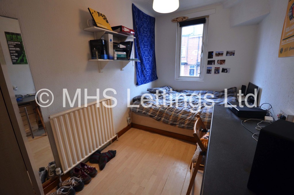 Photo of 8 Bedroom Mid Terraced House in 52 Manor Drive, Leeds, LS6 1DD
