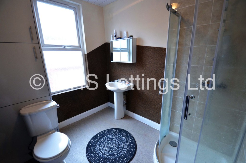 Photo of 2 Bedroom Mid Terraced House in 33 Harold View, Leeds, LS6 1PP