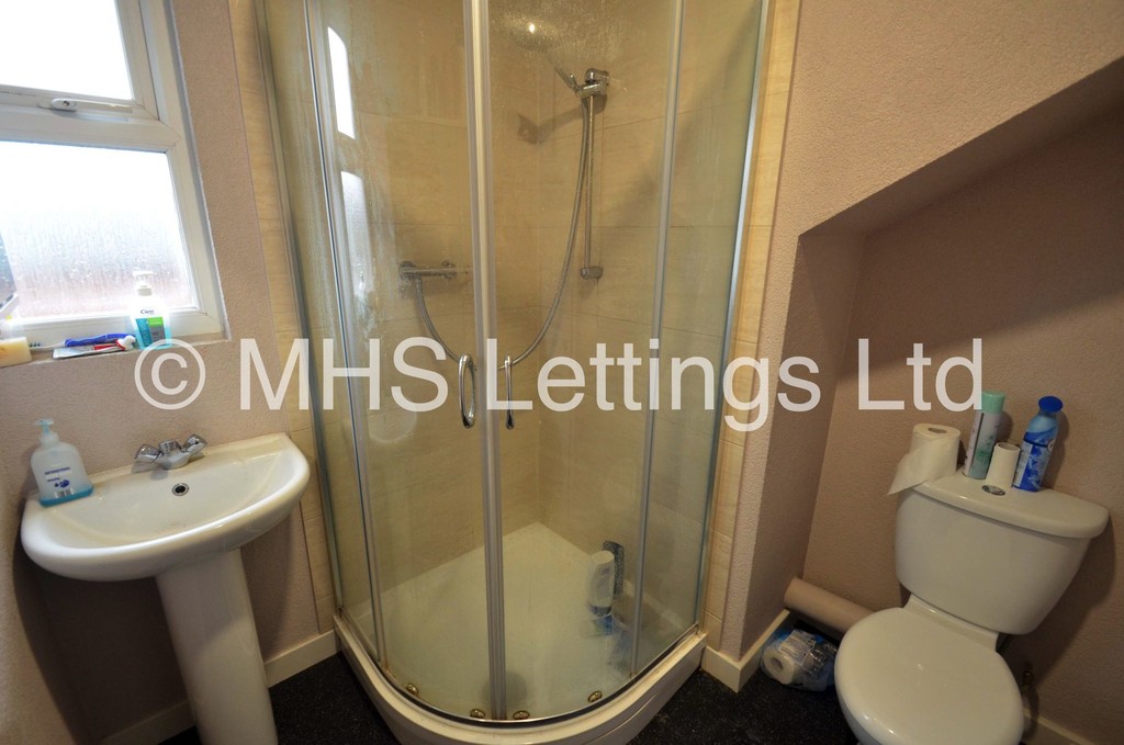 Photo of 2 Bedroom Mid Terraced House in 33 Harold View, Leeds, LS6 1PP