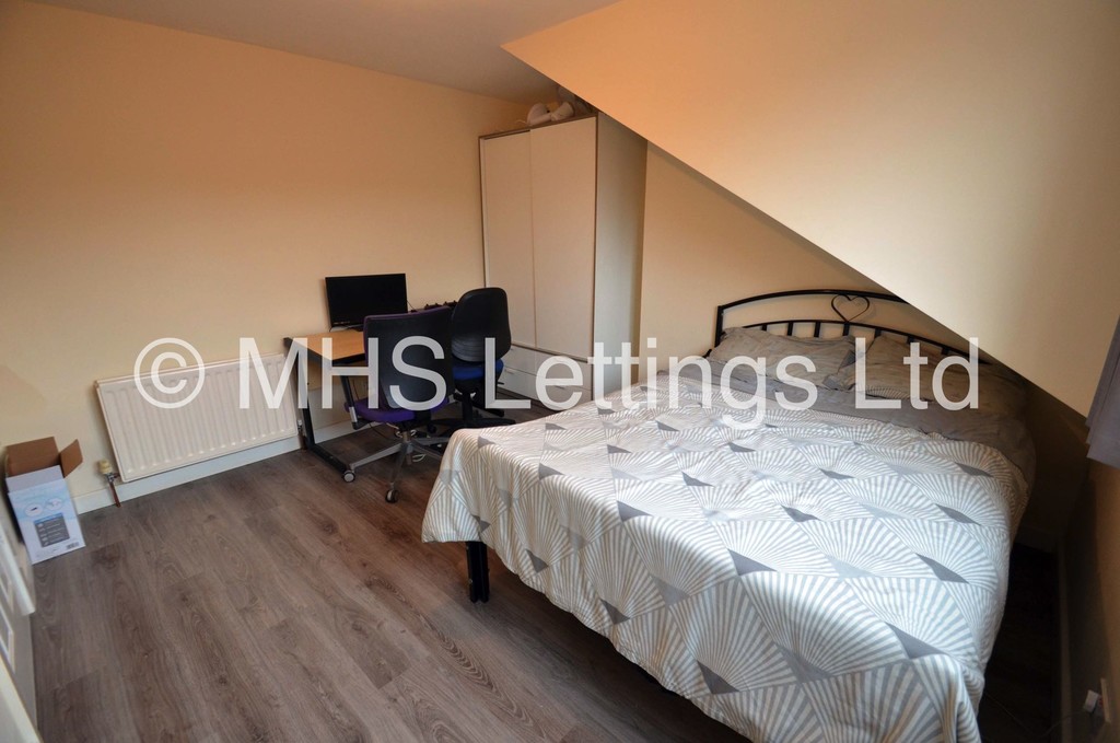 Photo of 2 Bedroom Mid Terraced House in 33 Harold View, Leeds, LS6 1PP