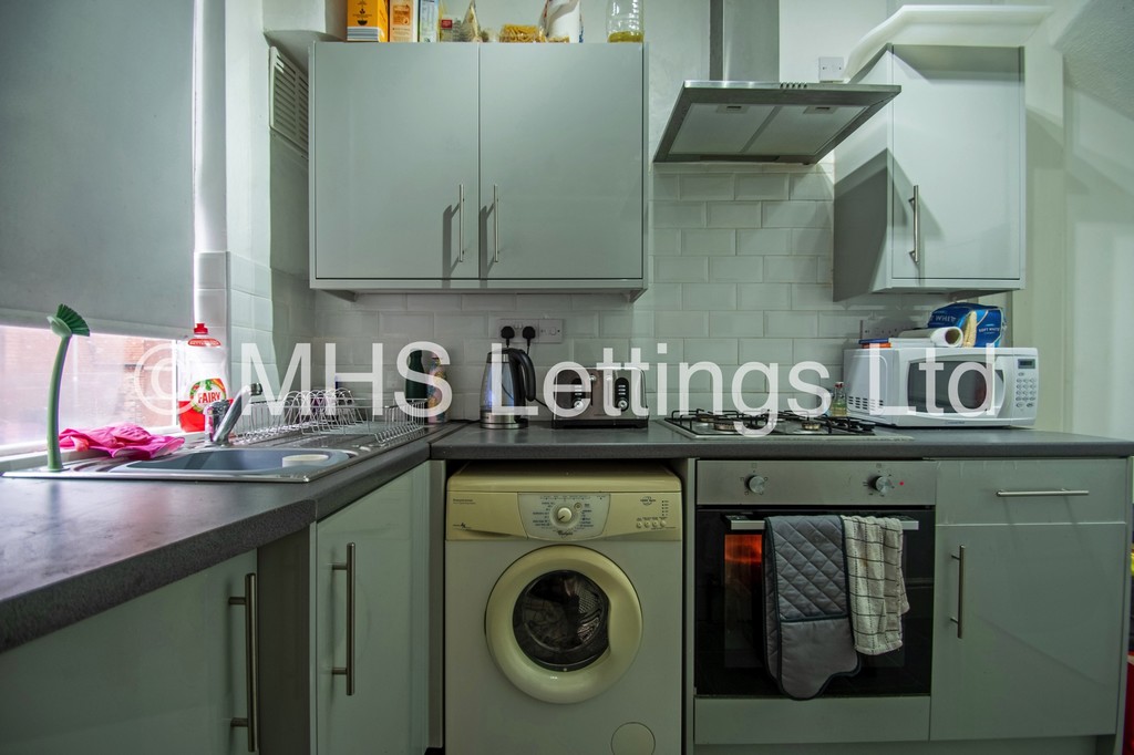 Photo of 2 Bedroom Mid Terraced House in 36 Harold Grove, Leeds, LS6 1PH