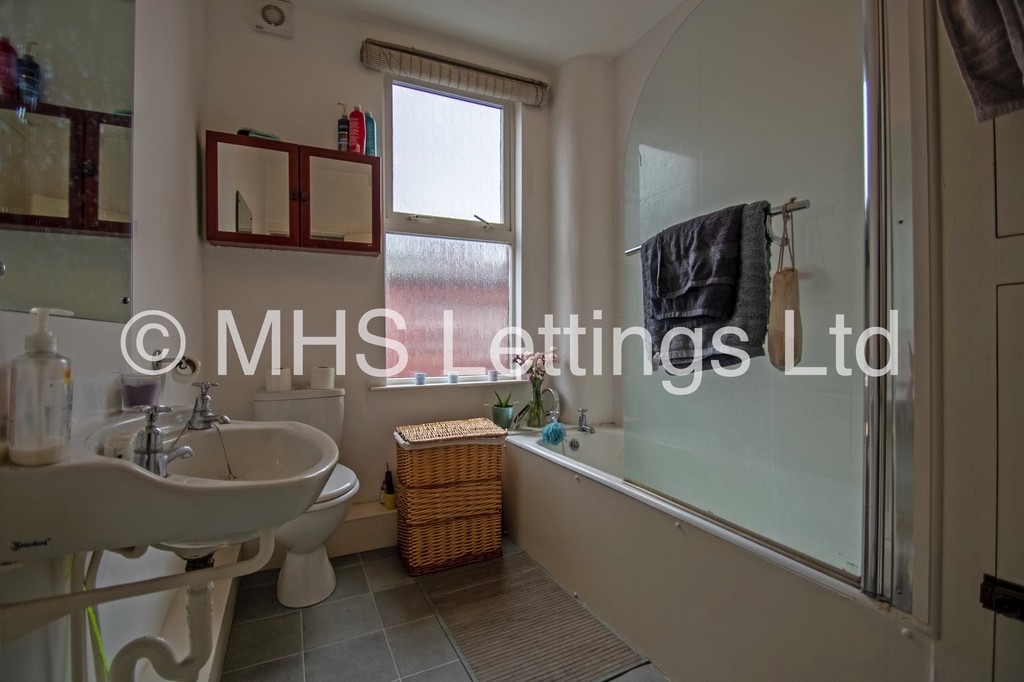 Photo of 2 Bedroom Mid Terraced House in 36 Harold Grove, Leeds, LS6 1PH