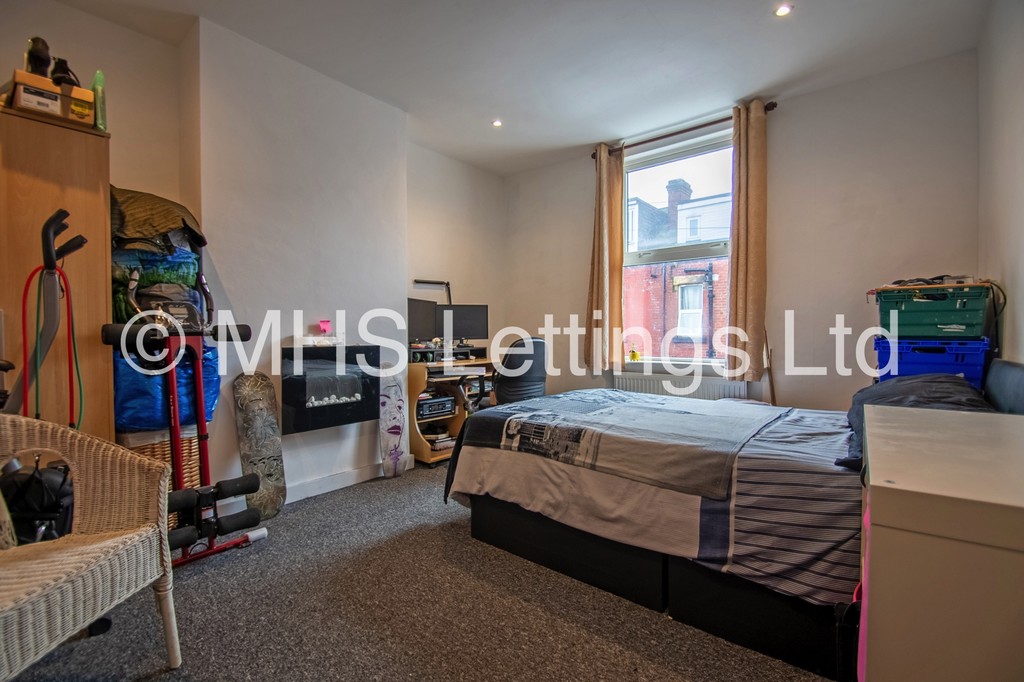 Photo of 2 Bedroom Mid Terraced House in 36 Harold Grove, Leeds, LS6 1PH