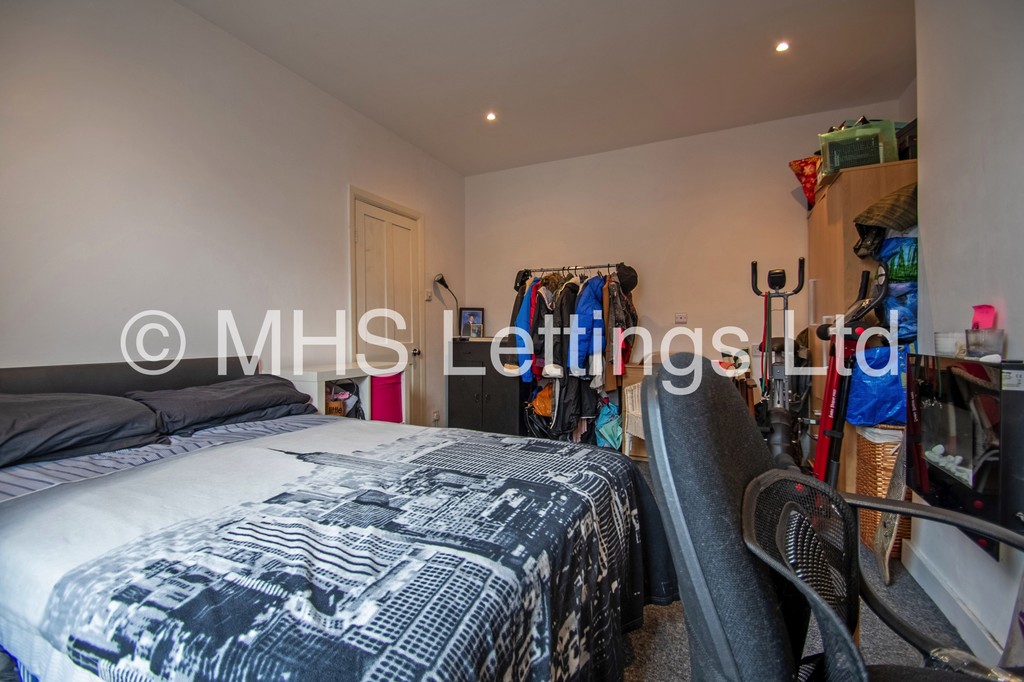 Photo of 2 Bedroom Mid Terraced House in 36 Harold Grove, Leeds, LS6 1PH