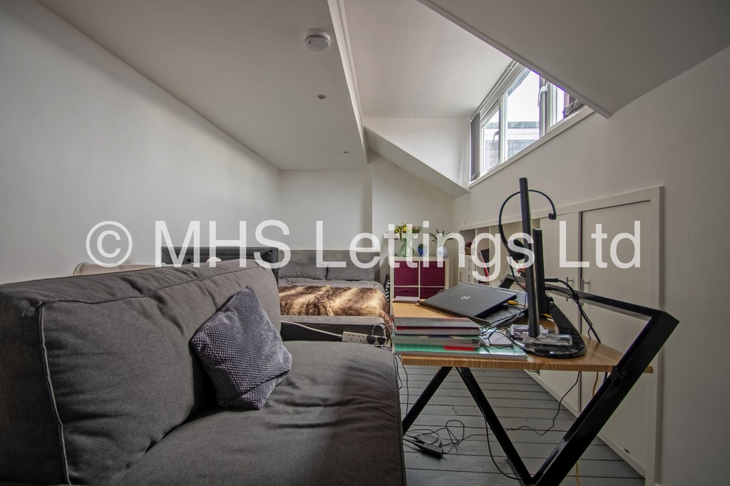Photo of 2 Bedroom Mid Terraced House in 36 Harold Grove, Leeds, LS6 1PH