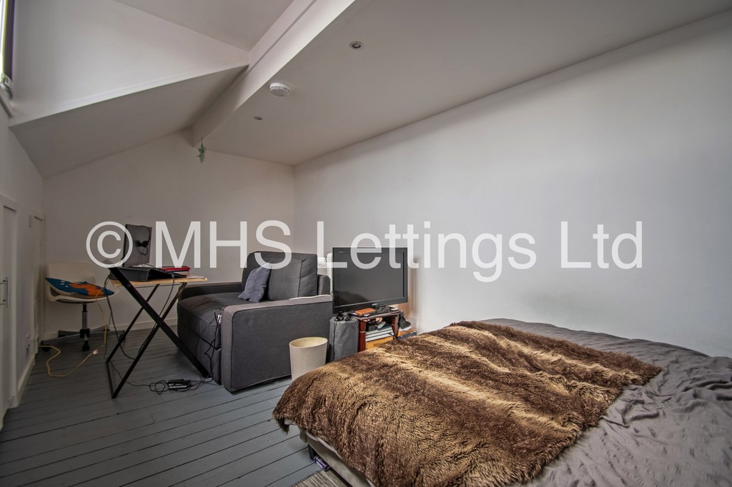 Photo of 2 Bedroom Mid Terraced House in 36 Harold Grove, Leeds, LS6 1PH