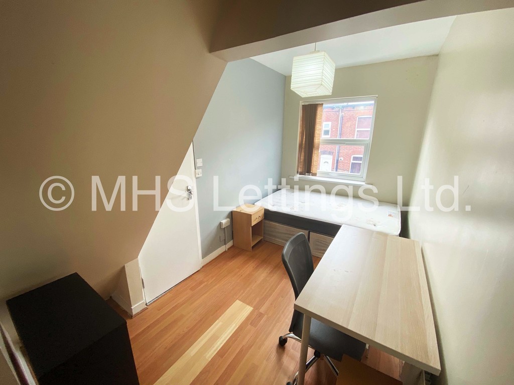 Photo of 4 Bedroom Mid Terraced House in 47 Thornville Road, Leeds, LS6 1JY