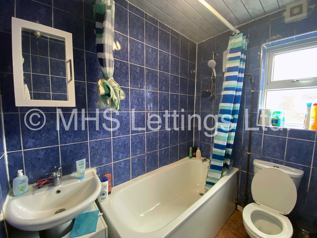 Photo of 4 Bedroom Mid Terraced House in 47 Thornville Road, Leeds, LS6 1JY