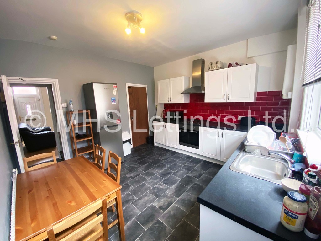 Photo of 4 Bedroom Mid Terraced House in 47 Thornville Road, Leeds, LS6 1JY