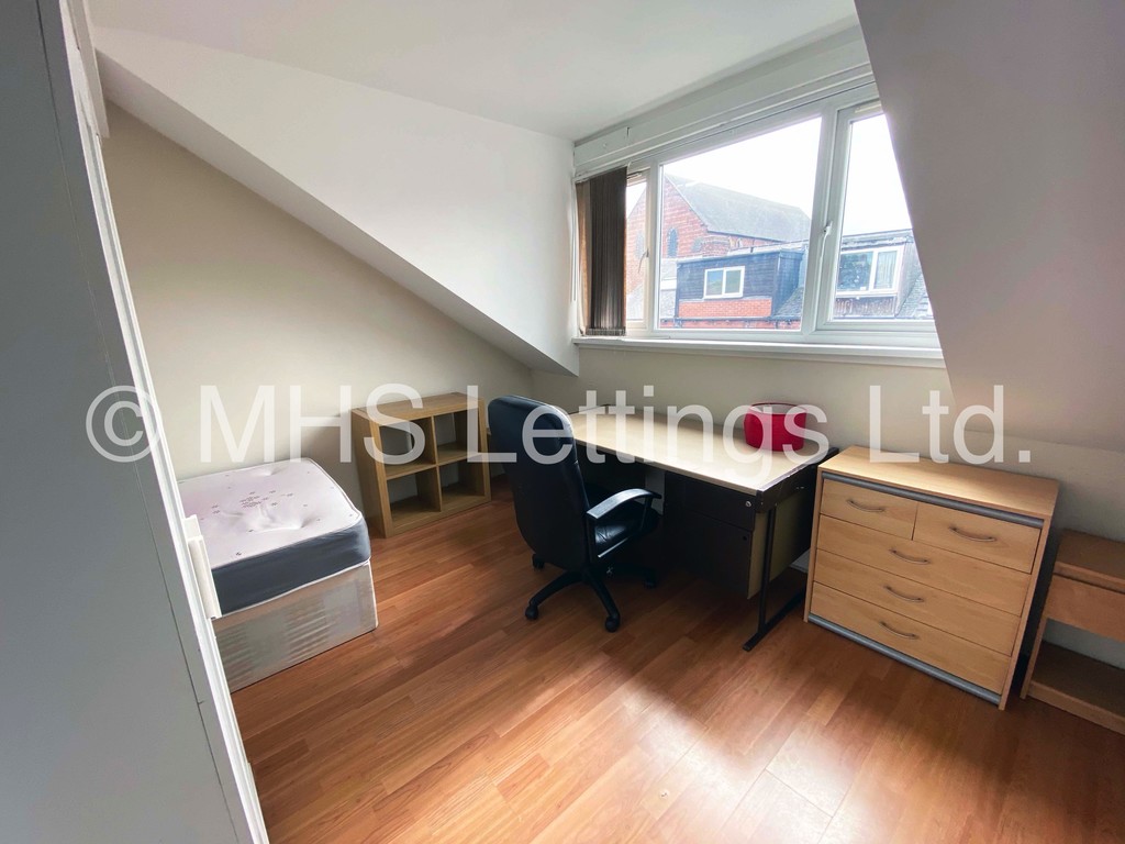 Photo of 4 Bedroom Mid Terraced House in 47 Thornville Road, Leeds, LS6 1JY