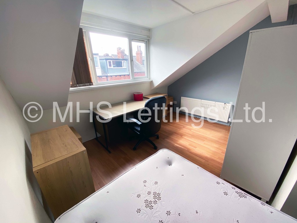 Photo of 4 Bedroom Mid Terraced House in 47 Thornville Road, Leeds, LS6 1JY