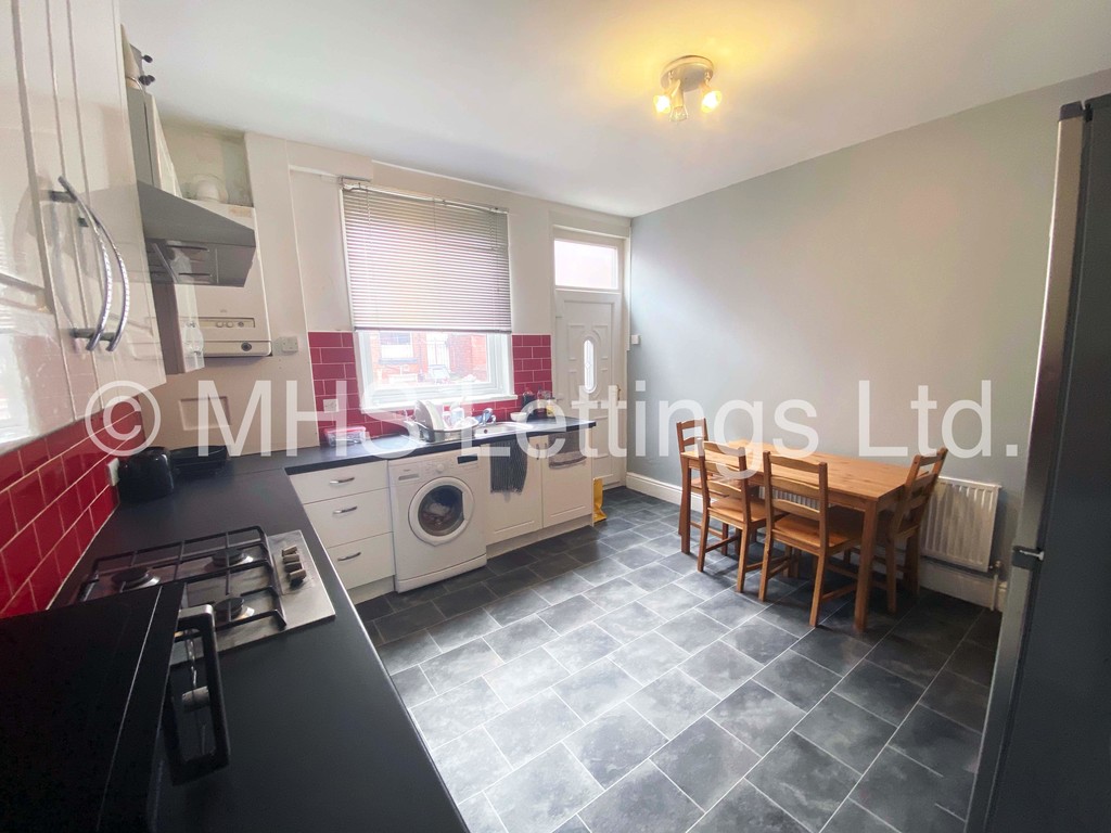 Photo of 4 Bedroom Mid Terraced House in 47 Thornville Road, Leeds, LS6 1JY