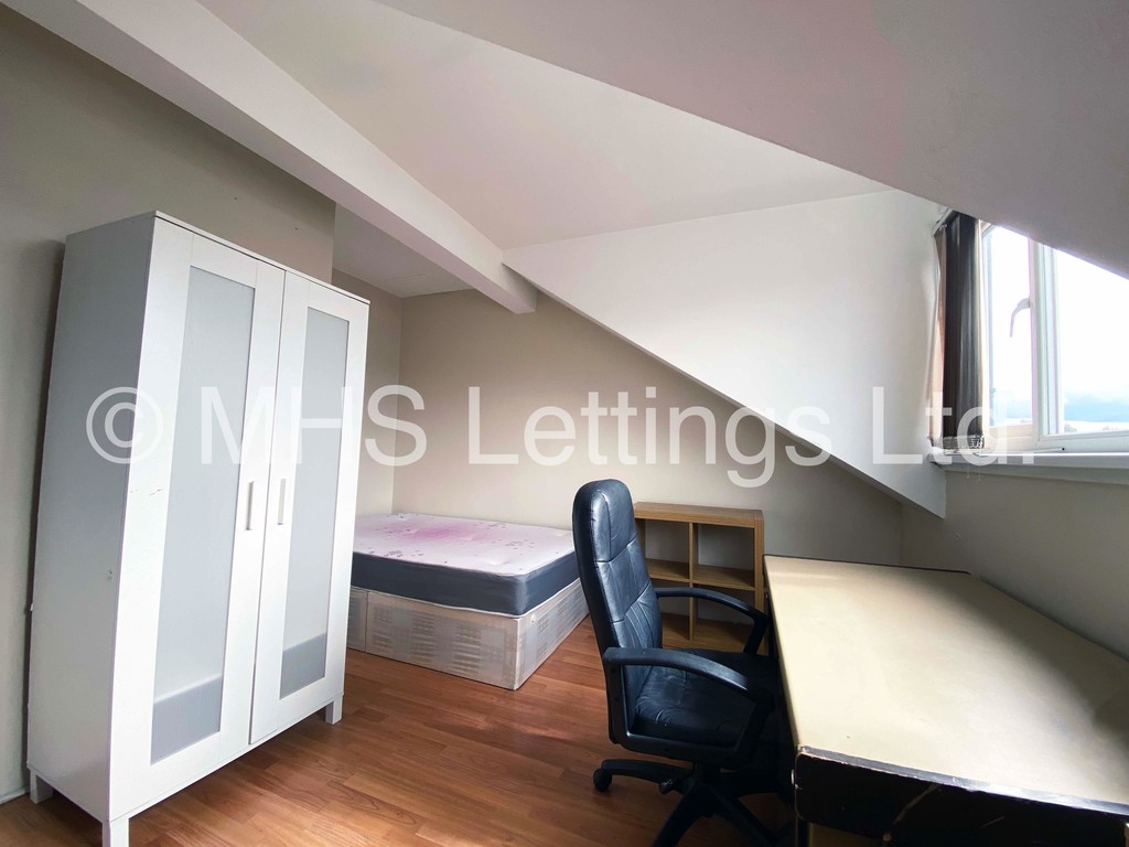 Photo of 4 Bedroom Mid Terraced House in 47 Thornville Road, Leeds, LS6 1JY