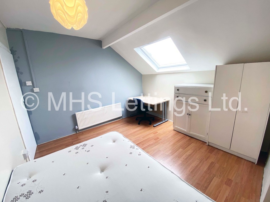Photo of 4 Bedroom Mid Terraced House in 47 Thornville Road, Leeds, LS6 1JY
