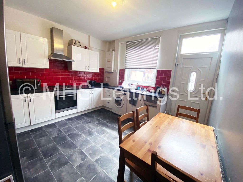 Photo of 4 Bedroom Mid Terraced House in 47 Thornville Road, Leeds, LS6 1JY