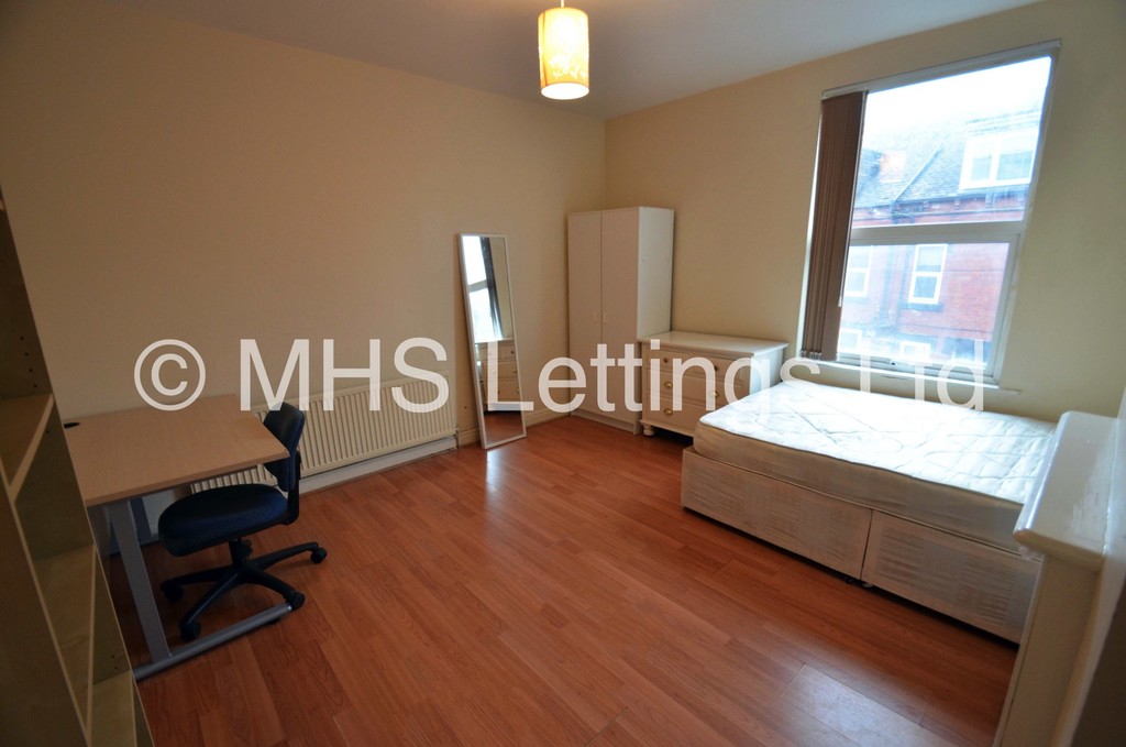 Photo of 4 Bedroom Mid Terraced House in 47 Thornville Road, Leeds, LS6 1JY