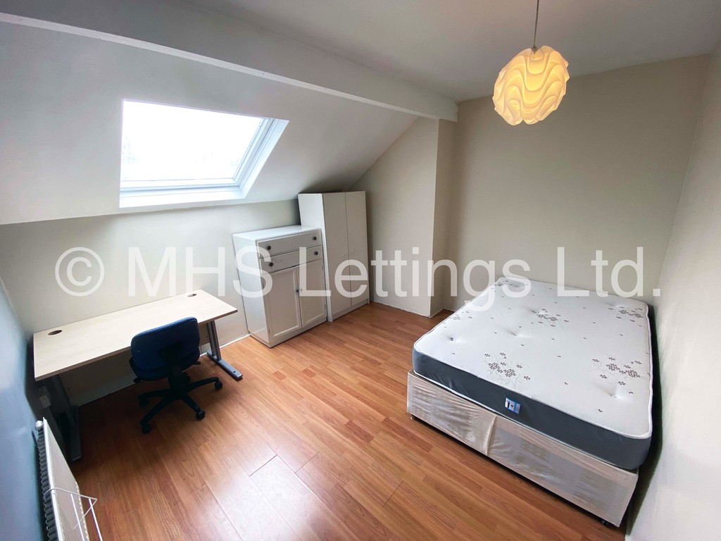 Photo of 4 Bedroom Mid Terraced House in 47 Thornville Road, Leeds, LS6 1JY