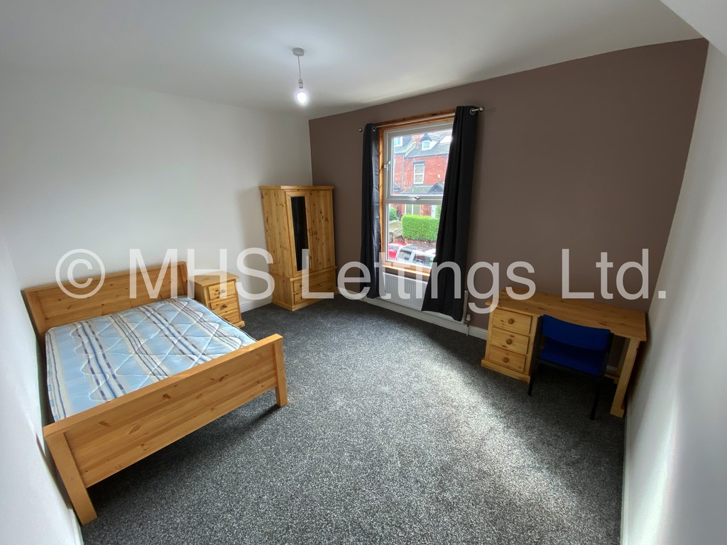 Photo of 6 Bedroom Mid Terraced House in 15 Brudenell View, Leeds, LS6 1HG